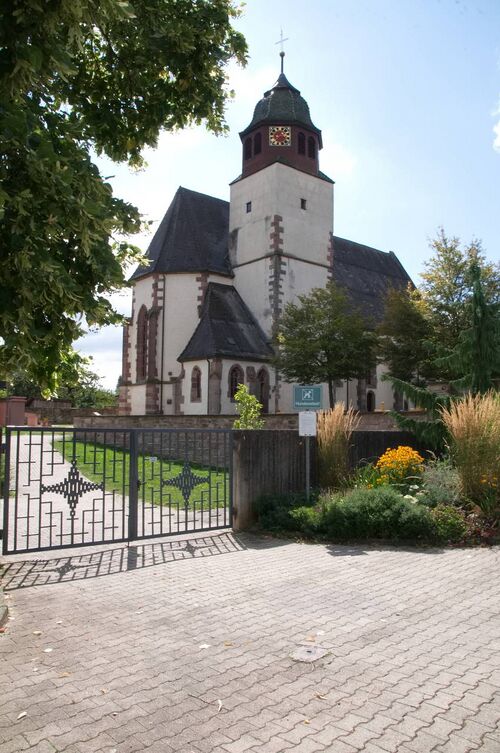 Datei:2024-08-26 Effringen Marienkirche Wiesenweg.JPG