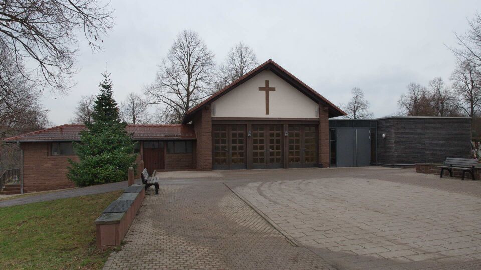 Datei:Friedhof Königsbach Trauerhalle 2019.jpg