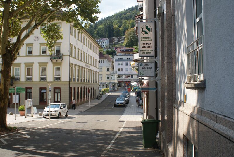 Datei:Uhlandstraße zum Anfang.jpg