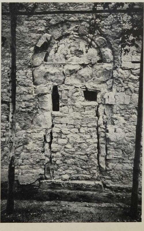 Datei:Wallfahrtskirche Johannes der Täufer in Kämpfelbach-Bilfingen, zugemauertes romanisches Portal, historische Fotografie.jpg