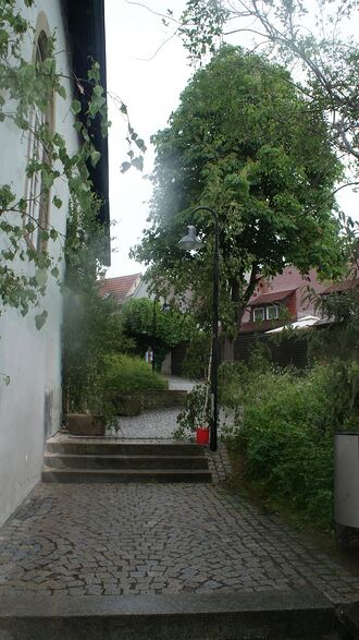 Zugang zur Kirche Königsbach.JPG