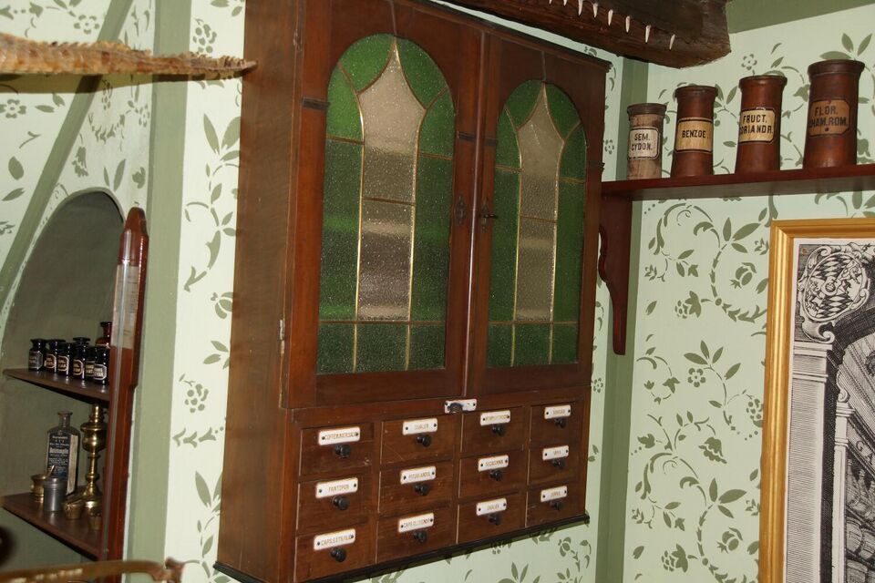 Datei:GHV Schaf-Apotheke-Schraenkchen.jpg