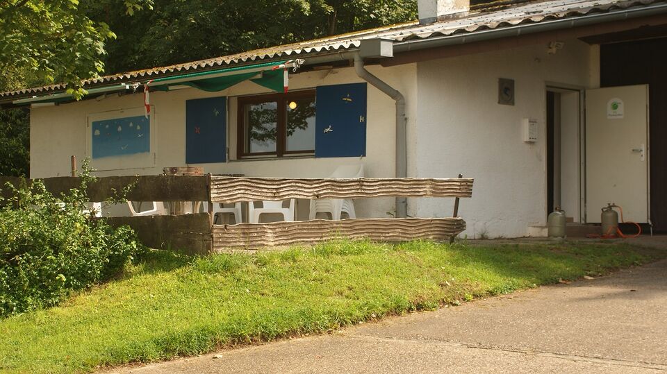 Datei:Vereinsheim Flugsportverein.JPG