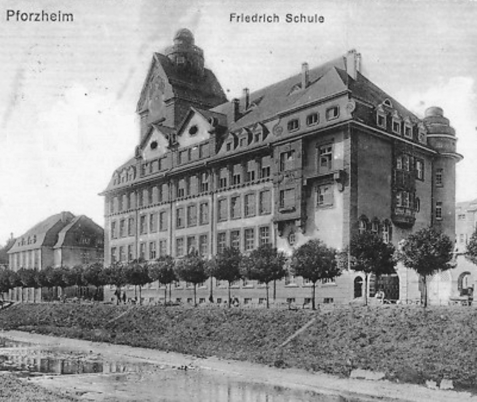 Datei:Pforzheim, Friedrichschule (Oberrealschule), eingeweiht am 28. Juli 1911, Entwurf Stadtbaumeister Alfred Roepert.png