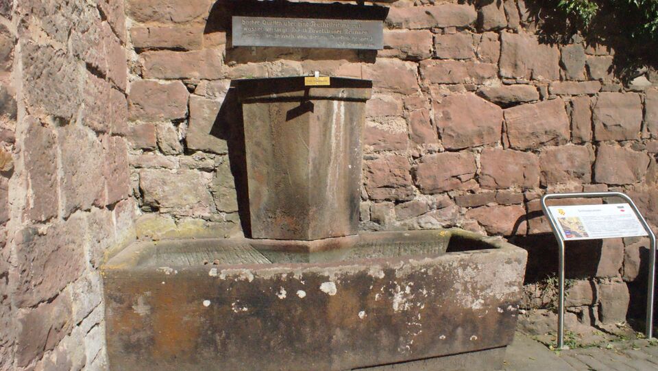 Datei:Brunnen in der Burg.jpg