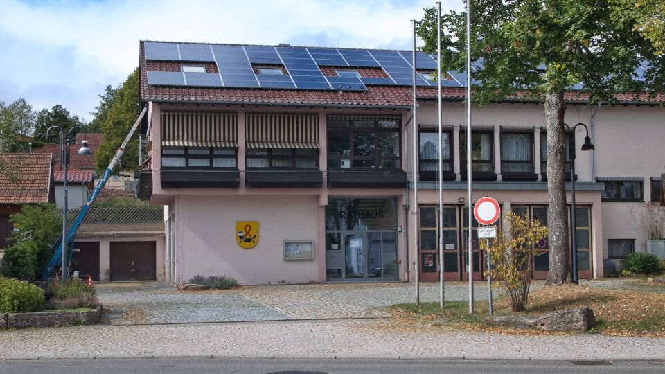 Datei:2026-09-18 Neuweiler Rathaus Eingang.jpg