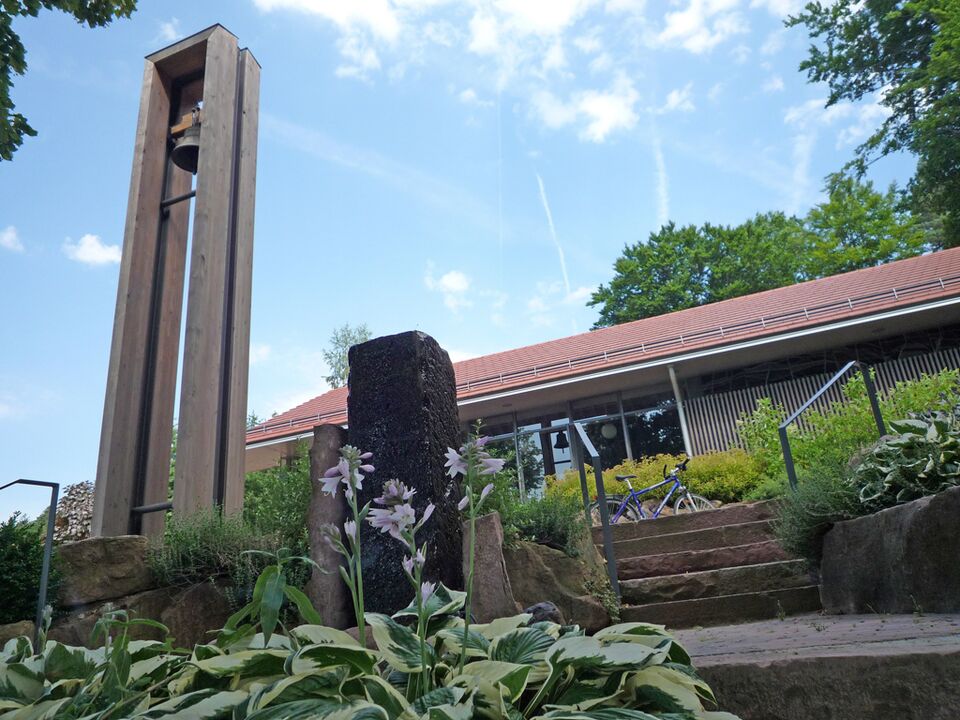 Datei:Kapfenhardt-Friedhof-Brunnen-Glockenturm-.jpg