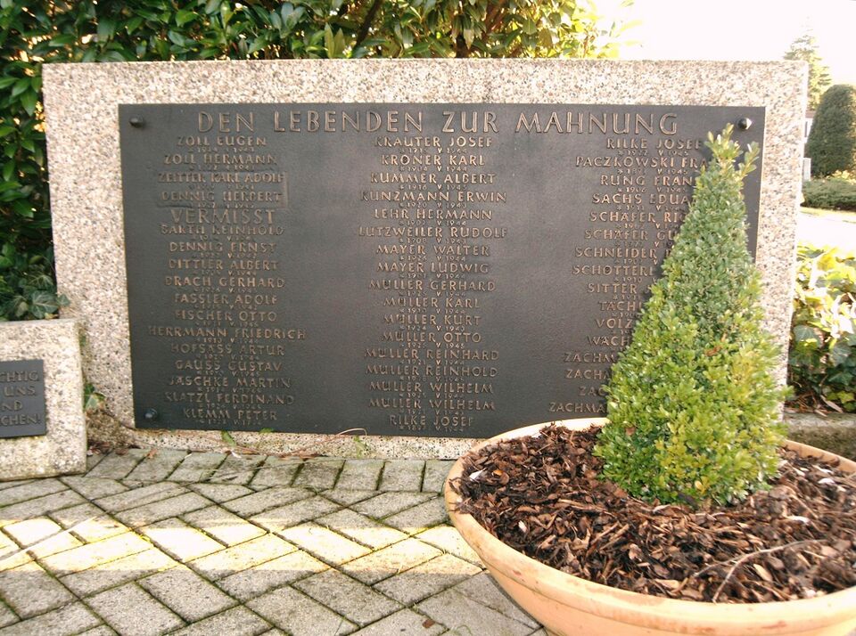 Datei:Gefallenendenkmal Wilferdingen Tafel 5.jpg