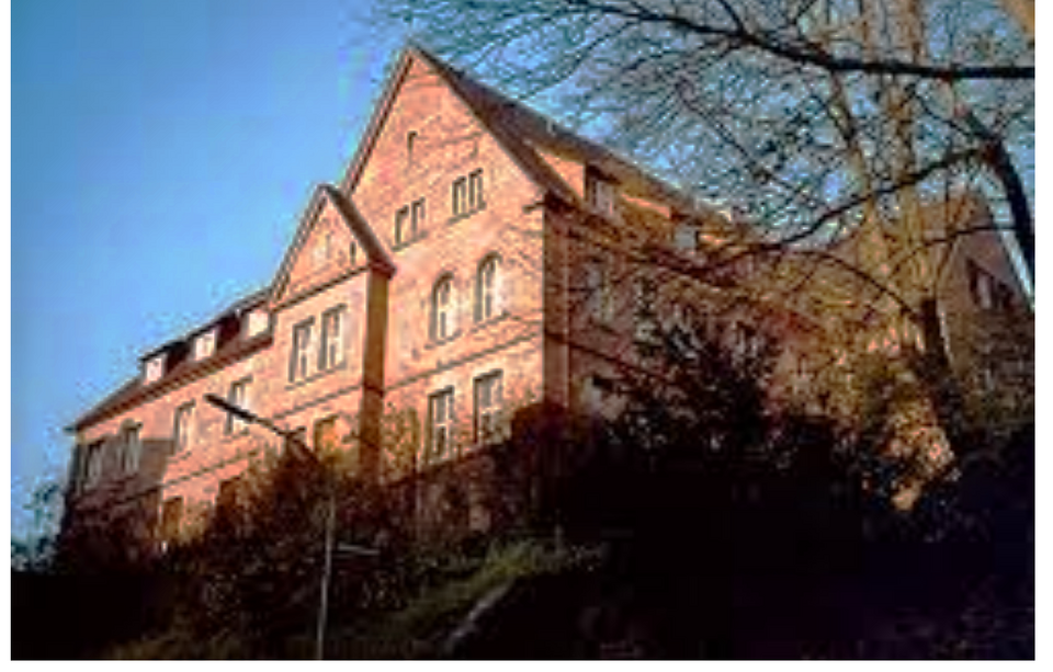 Datei:Großherzoglich-badisches Steuerkommissariat an der Schulbergstaffel 1, Lindenstraße 6, Pforzheim, erbaut 1907-1908, Entwurf Bezirksbauinspektor Heinrich Henz, heute.png