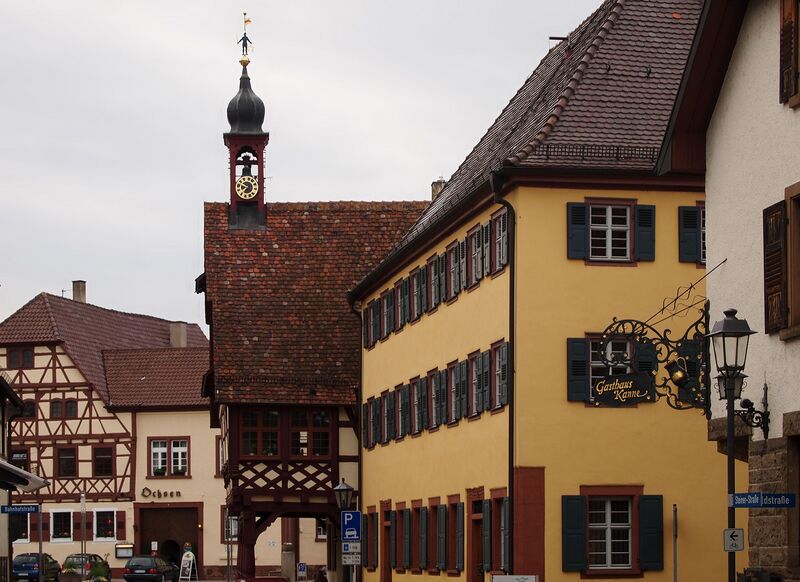 Datei:Königsbach Ochsen Rathaus Kanne.jpg