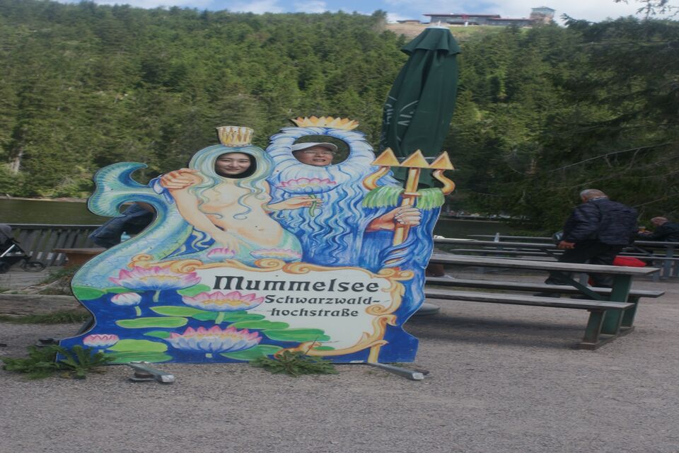 Datei:Touristen am Durchblick.JPG