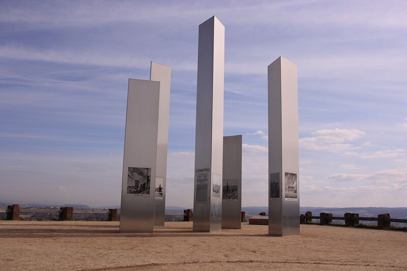 Datei:WallbergStelen.jpg