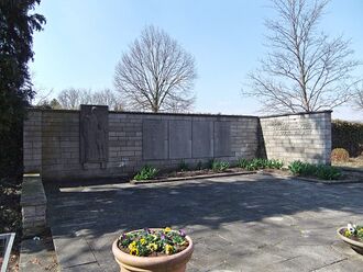 Gefallenendenkmal Lienzingen Gesamt.JPG