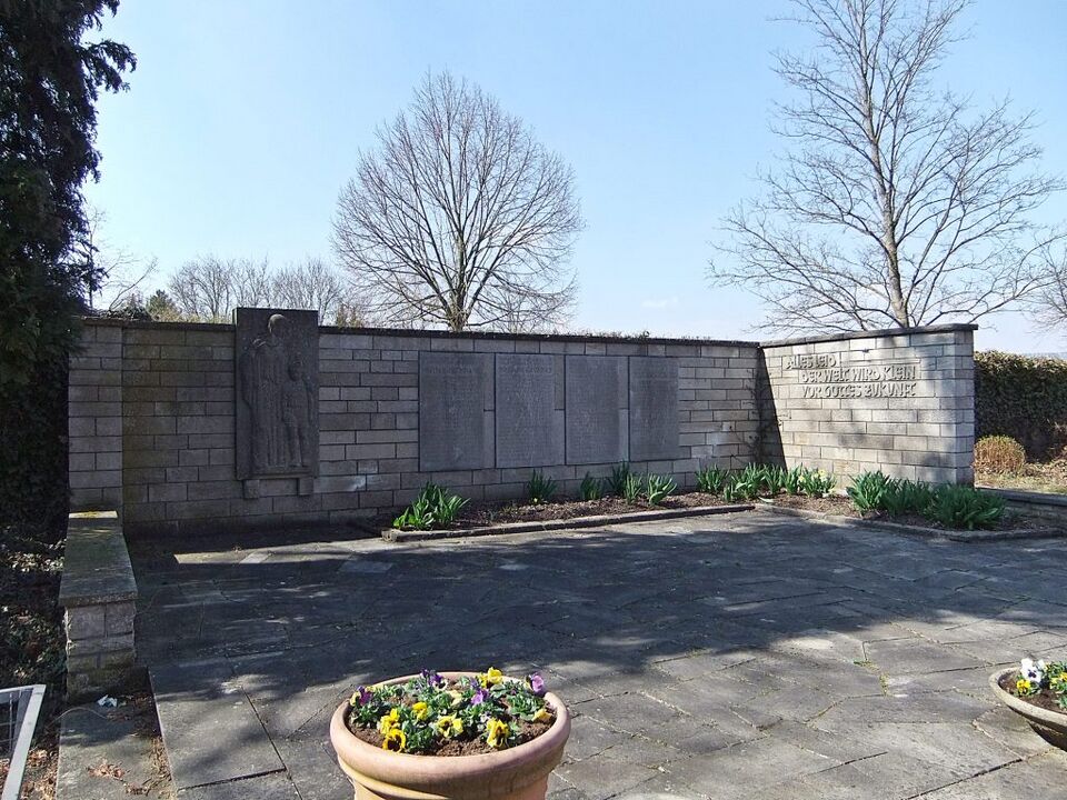 Datei:Gefallenendenkmal Lienzingen Gesamt.JPG