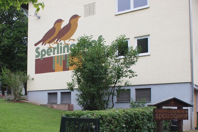 Datei:Sperlingshof Sperling.jpg