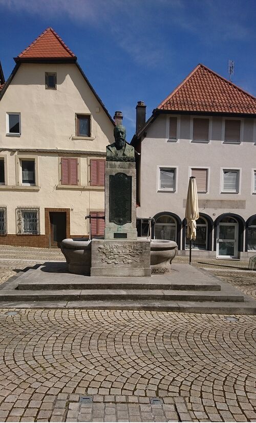 Datei:Fußgängerzone mit Brunnen.JPG