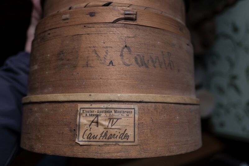 Datei:GHV Apotheke-Sieb-4-Auffangbehaelter-o.JPG