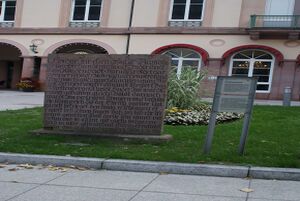 Stein auf dem Kurplatz.JPG