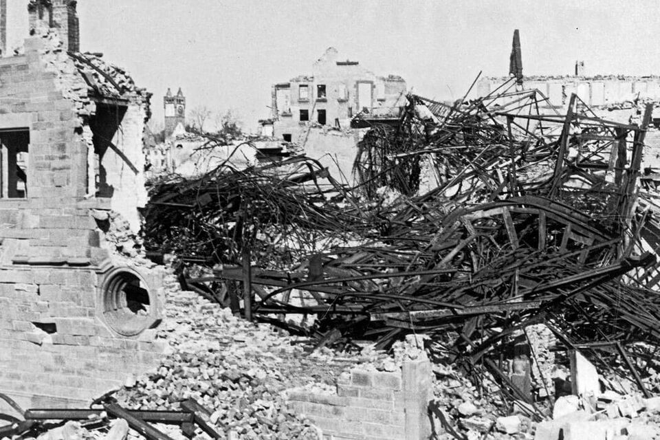 Datei:Verwaltungsgebäude des städtischen Elektrizitätswerks im Rennfeld, an der Melanchthonstraße, Ecke Enzstraße, heute Jörg-Ratgeb-Straße in Pforzheim, erbaut 1908, zerstört 1945 (2).jpg