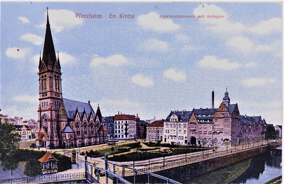 Datei:Alte Stadtkirche (links) u. Gebäude des Elektrizitätswerks (rechts) an der Enz in Pforzheim, beide bestehend aus rotem Buntsandstein.jpg