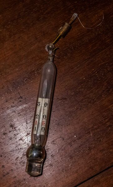 Datei:GHV Apotheke-Analysewaage-Thermometer-Skala.JPG