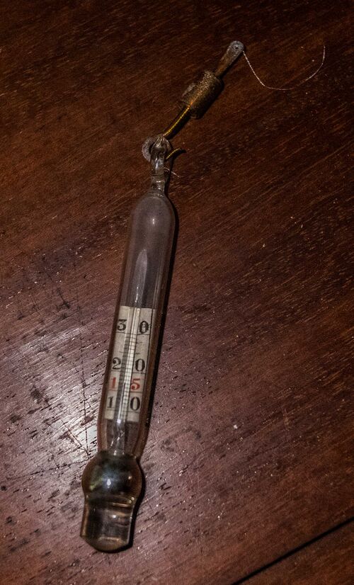 Datei:GHV Apotheke-Analysewaage-Thermometer-Skala.JPG