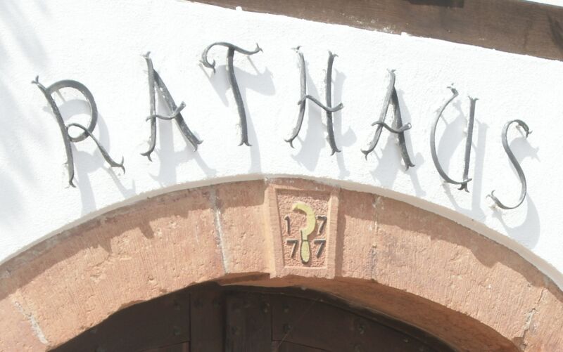 Datei:Sichelsymbol am Rathaus Kelerm-Weiler.JPG