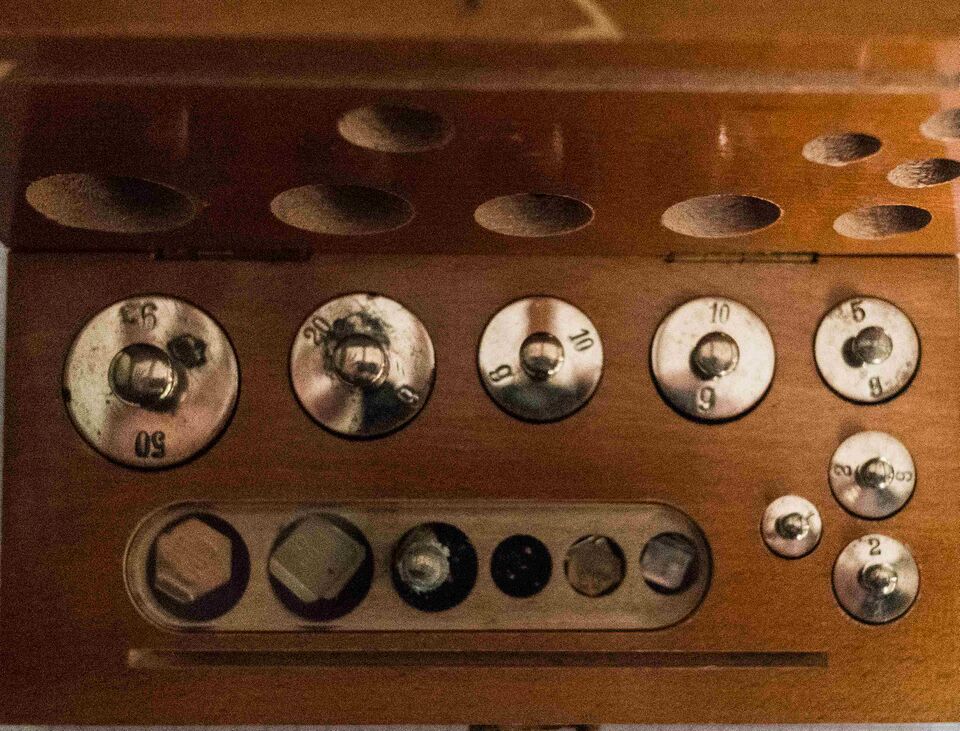 Datei:GHV Apotheke-Analysewaage-Gewichtssatz.JPG