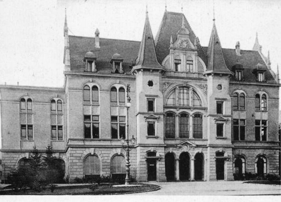 Datei:Pforzheim, Saalbau, Vorderansicht, Blick von der Jahnstraße, Entwurf Stadtbaumeister Alfons Kern, eingeweiht am 20. Mai 1900.jpg