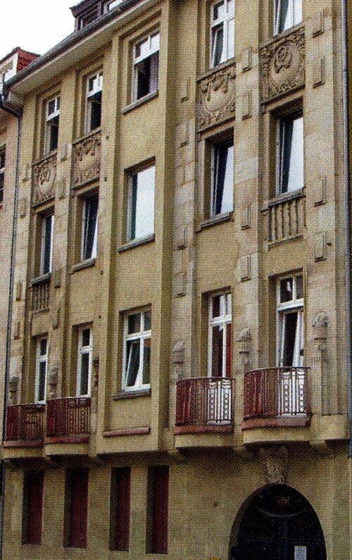 Datei:Haus des Juwelen- und Ringfabrikanten Ephraim Emil Rothschild, Durlacher Straße 67 in Pforzheim, erbaut 1906 nach Entwürfen von Albert Reinheimer (geb. 20 November 1876 in Gedern; gest. 1953, Sao Paulo, Brasilien) .jpg