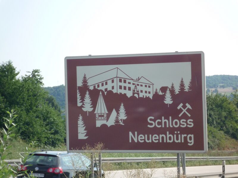 Datei:Schloss-Neuenbuerg-Autobahnschild.jpg