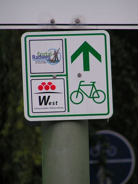 Datei:Wegweiser des Enztalradwegs.jpg