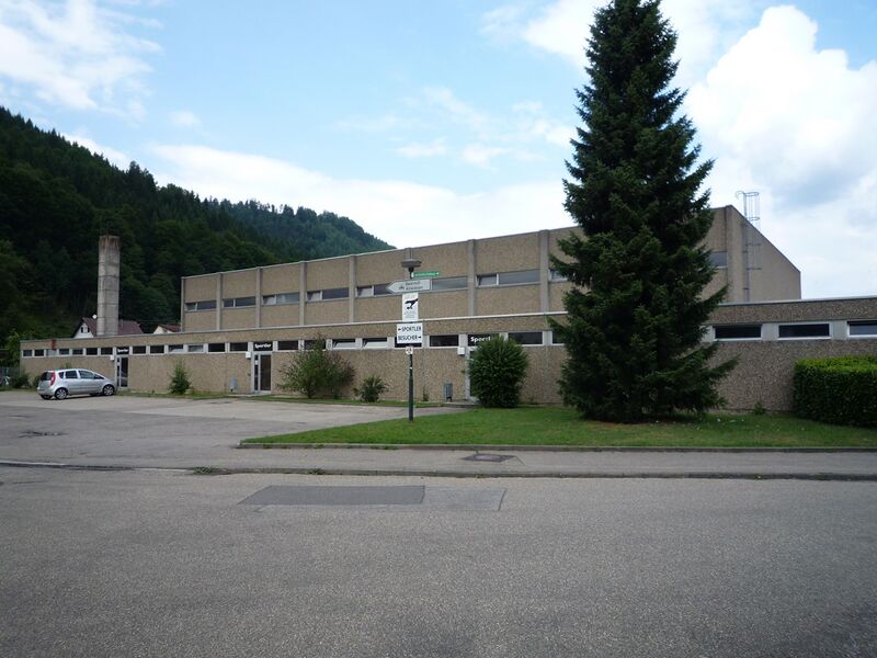Datei:Calmbach-Turnhalle.jpg