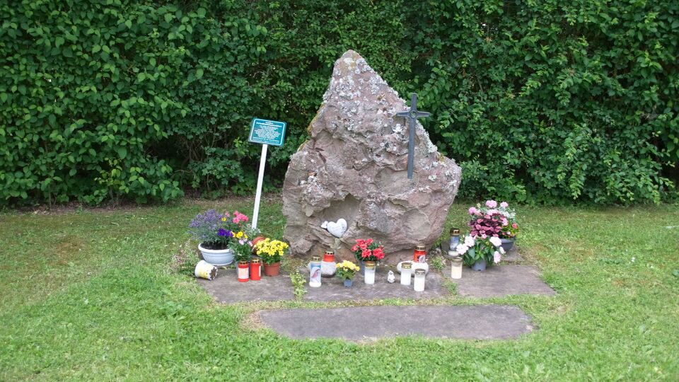 Datei:Friedhof Calw-Heumaden Urnenfeld 03.jpg