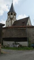 Die Kirche hinter der Wehrmauer von der Spindelgasse aus