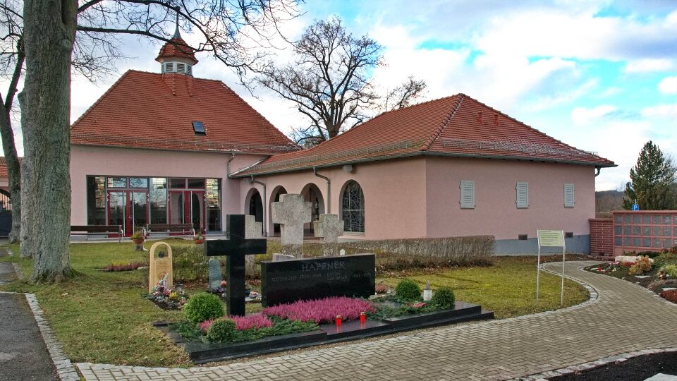 Datei:2019-01-31 Friedhof Ötisheim Trauerhalle.jpg