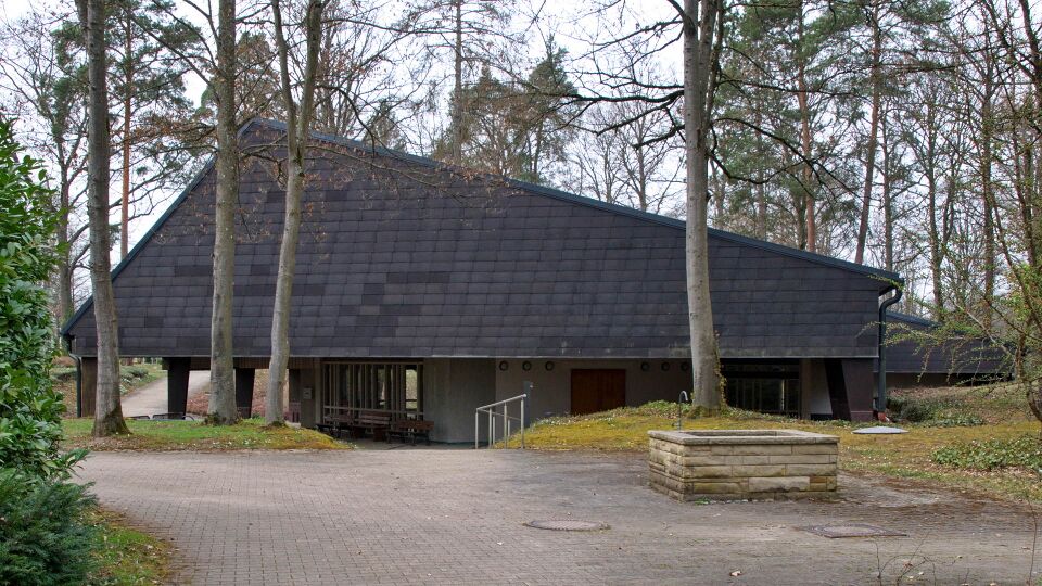 Datei:2022-03-29 Illingen Waldfriedhof Aussegnungshalle.jpg