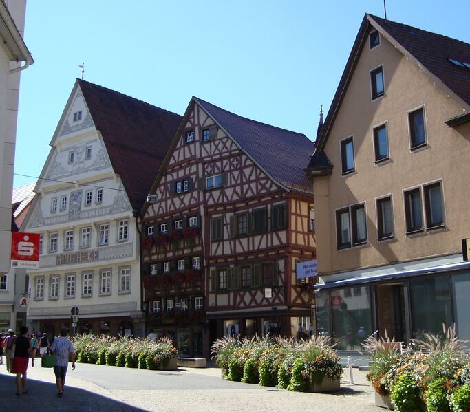 Datei:Apotheke + Doppelhaus Marktstraße.jpg