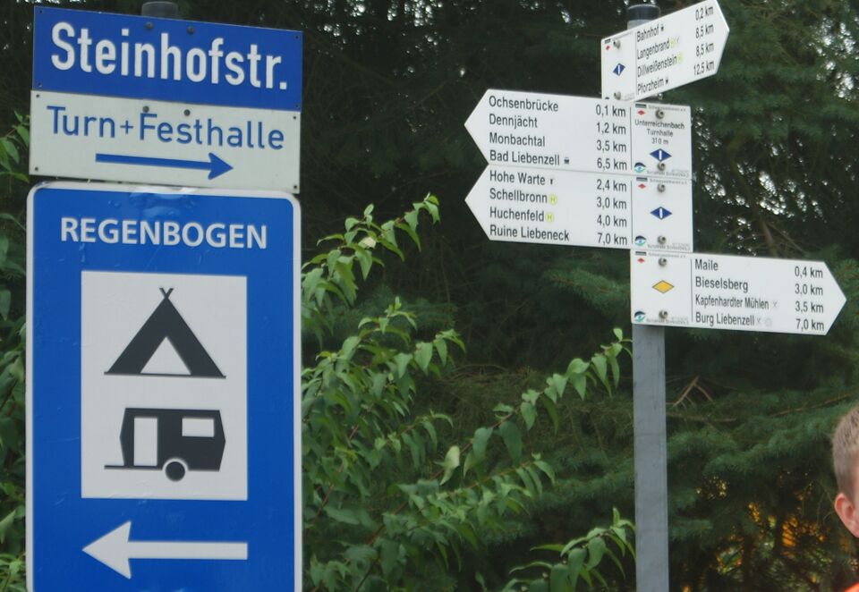 Datei:Wegweiser an der Steinhofstraße.jpg