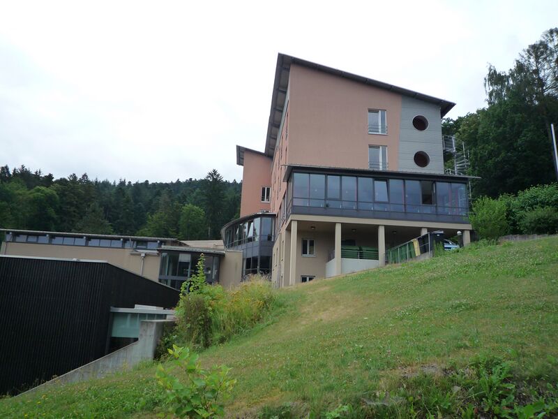 Datei:Bad-Herrenalb-Haus-der-Kirche.jpg