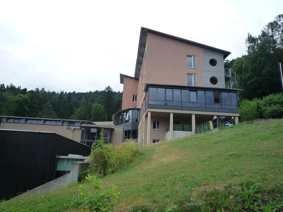 Datei:Bad-Herrenalb-Haus-der-Kirche.jpg