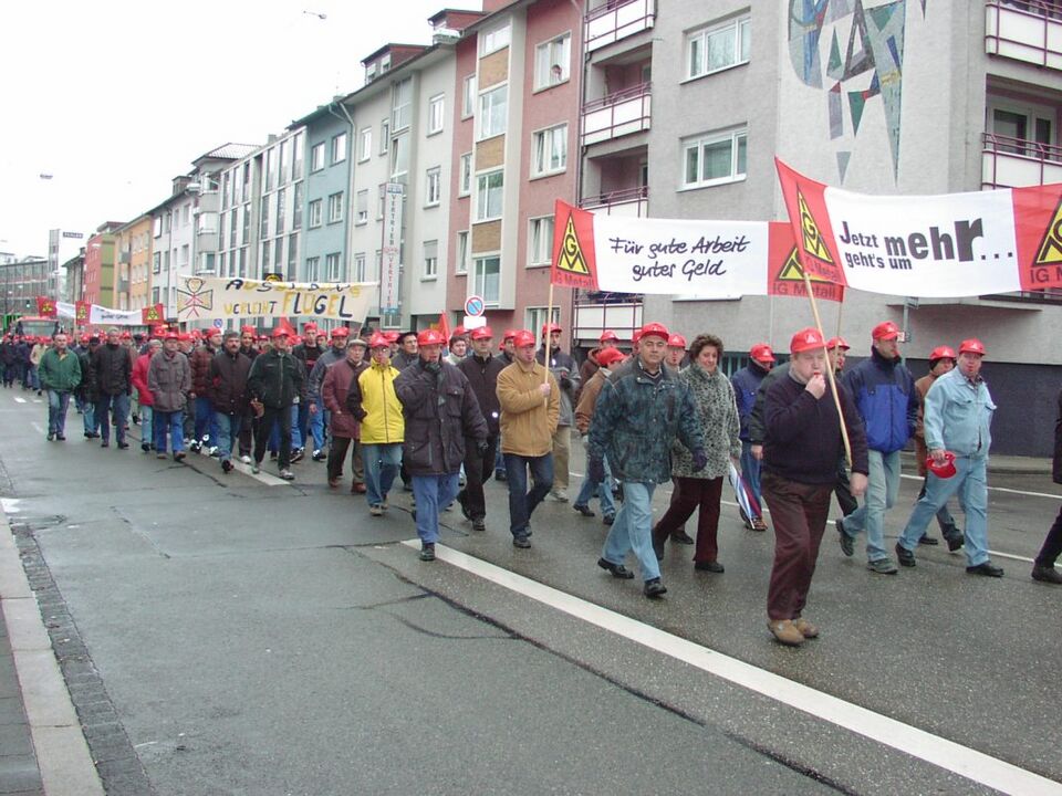 Datei:Demonstration zur Stadthalle 2004.JPG