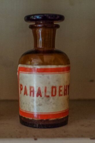 GHV Apotheke-Glasflasche-Paraldehyd.JPG