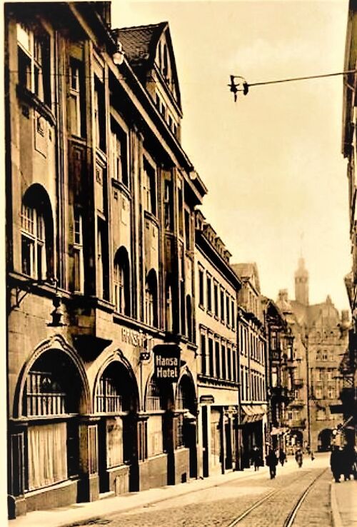 Datei:Hansa Hotel in der Bahnhofstraße mit Blick auf das Gasthaus "Goldner Adler" am Leopoldsplatz in Pforzheim.jpg