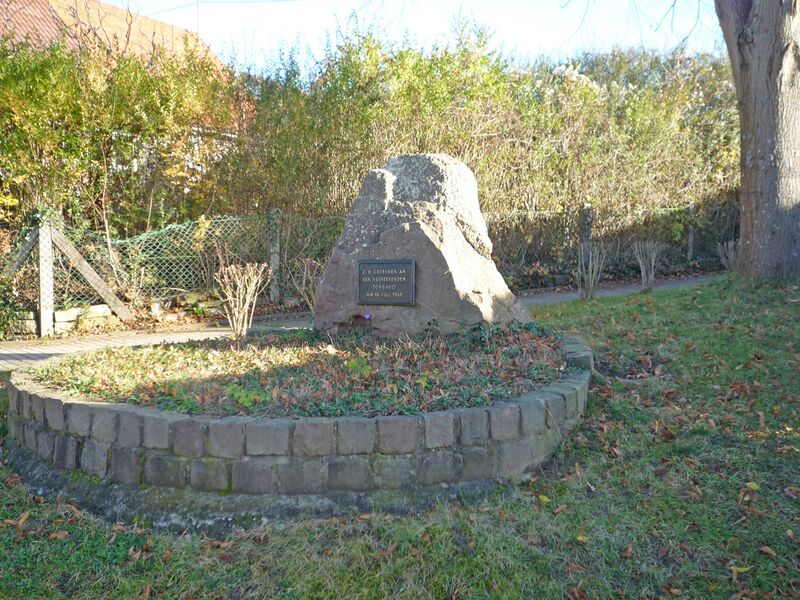Datei:Neubaerental-Tornado-Gedenkstein.jpg