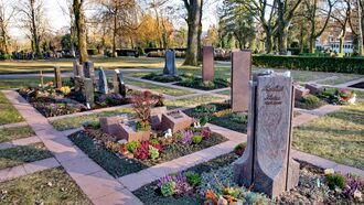 2019-02-18 Friedhof Brötzingen Urnenstelen.jpg