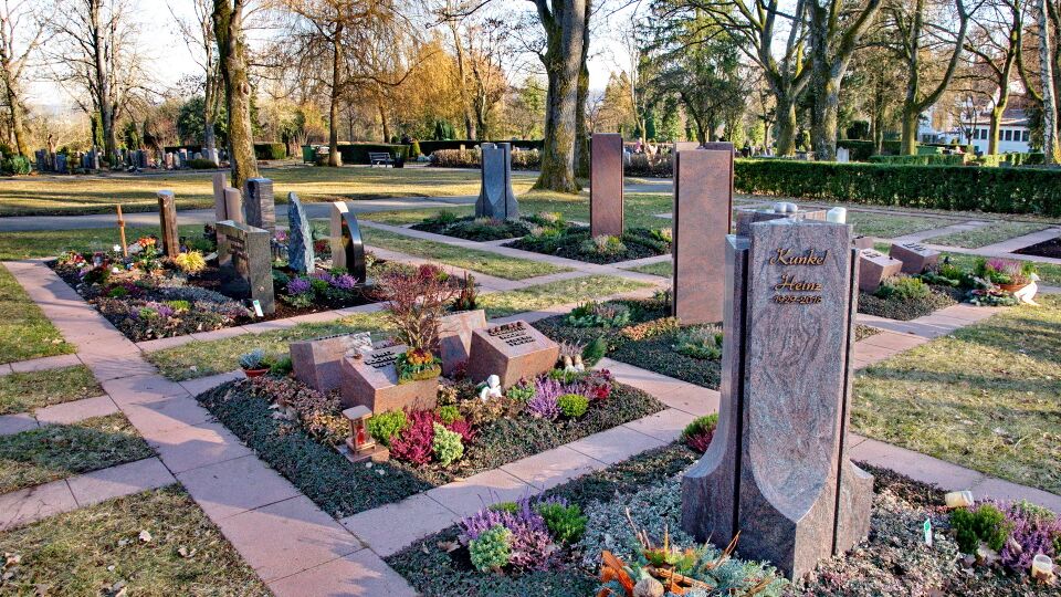 Datei:2019-02-18 Friedhof Brötzingen Urnenstelen.jpg