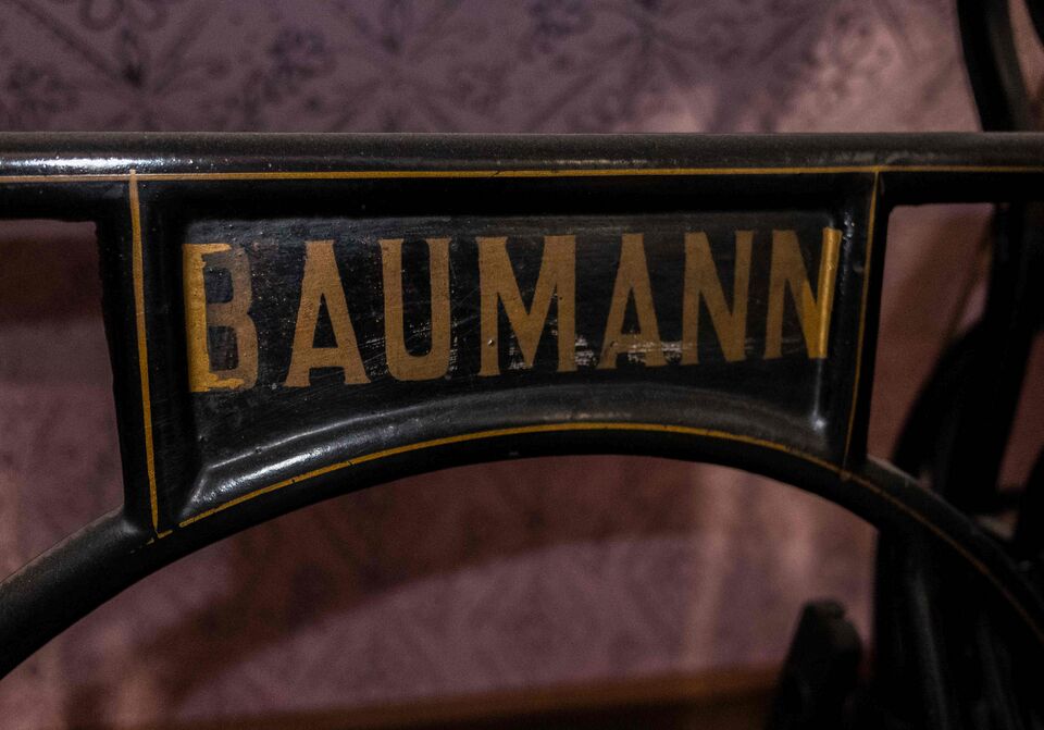 Datei:GHV Nähzimmer-NMaschine-Anker-Gestell-Baumann.JPG