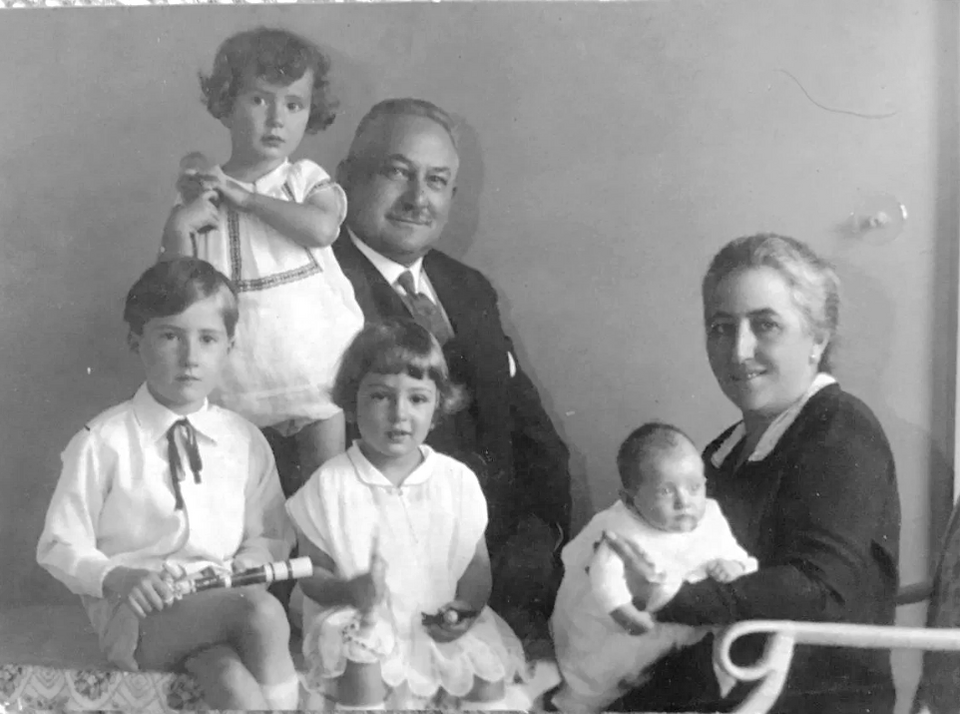 Datei:Hermann Wronker (geb. 5.8.1867; gest. 1942 im KZ Auschwitz) mit Ehefrau Ida Wronker, geb. Friedeberg und Enkelkindern Erich und Gerda (Kinder von Max Wronker & Irma Lichter) sowie Ruth und Marion (Kinder von Alice Wronker & Hermann Engel).png