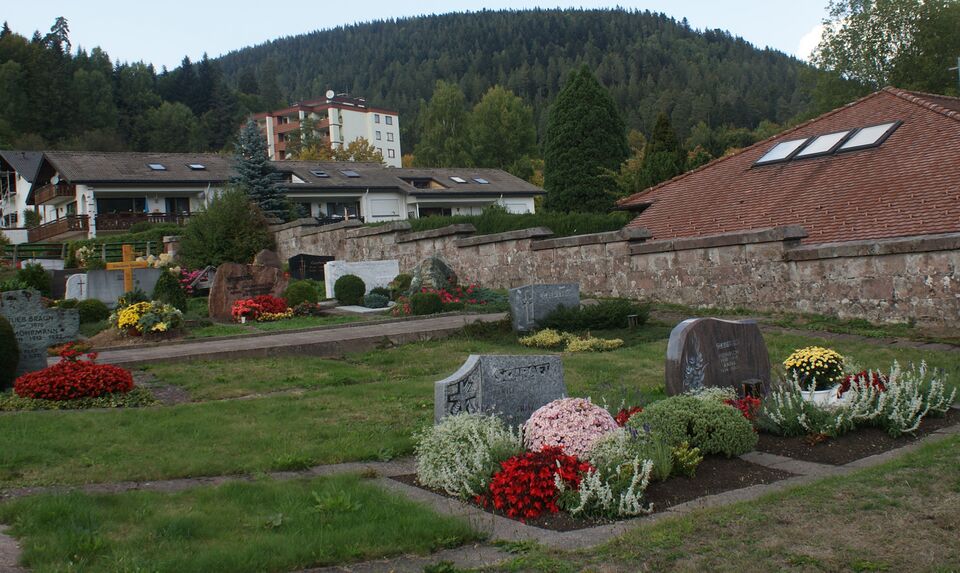 Datei:Friedhof Enzklösterle reche Seite.JPG